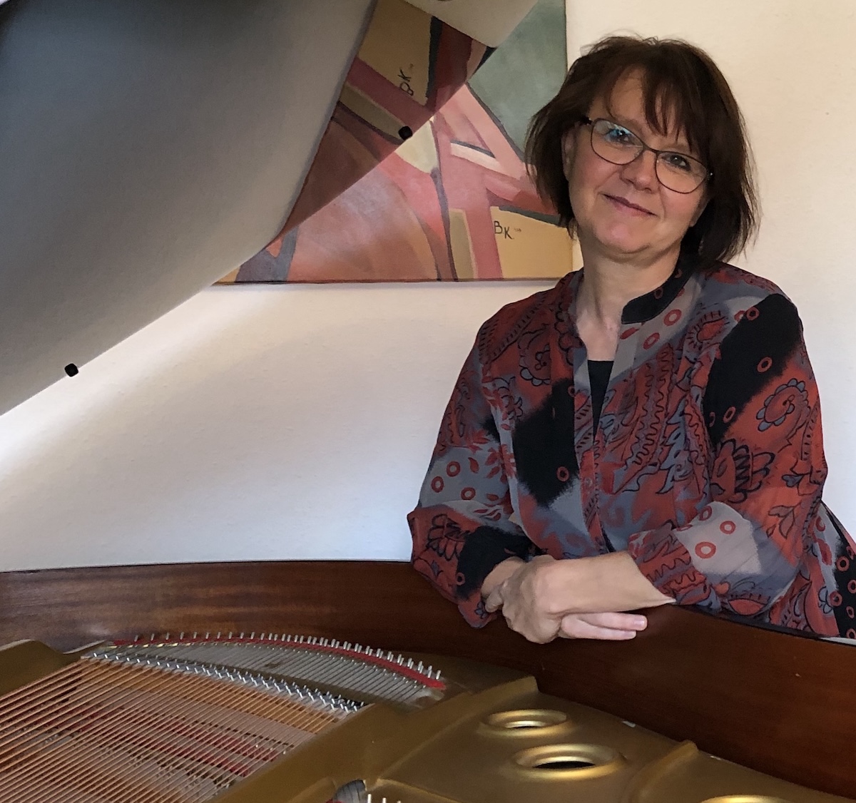 Karin Behrens-Neu am Flügel, Musiklehrerin in Bad Zwischenahn